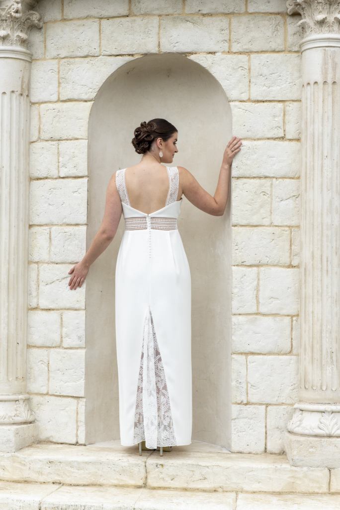 Robe fourreau, réalisée en crêpe lourd et tulle brodé, orné d'une ceinture en galon de dentelle.