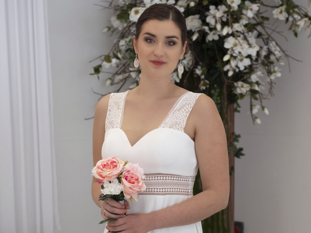 Robe fourreau, réalisée en crêpe lourd et tulle brodé, orné d'une ceinture en galon de dentelle.