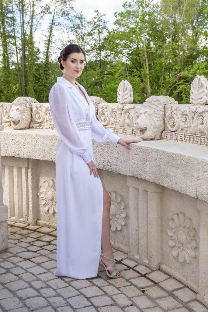 Robe Fourreau, en crêpe, col tailleur satin et manches en mousseline.