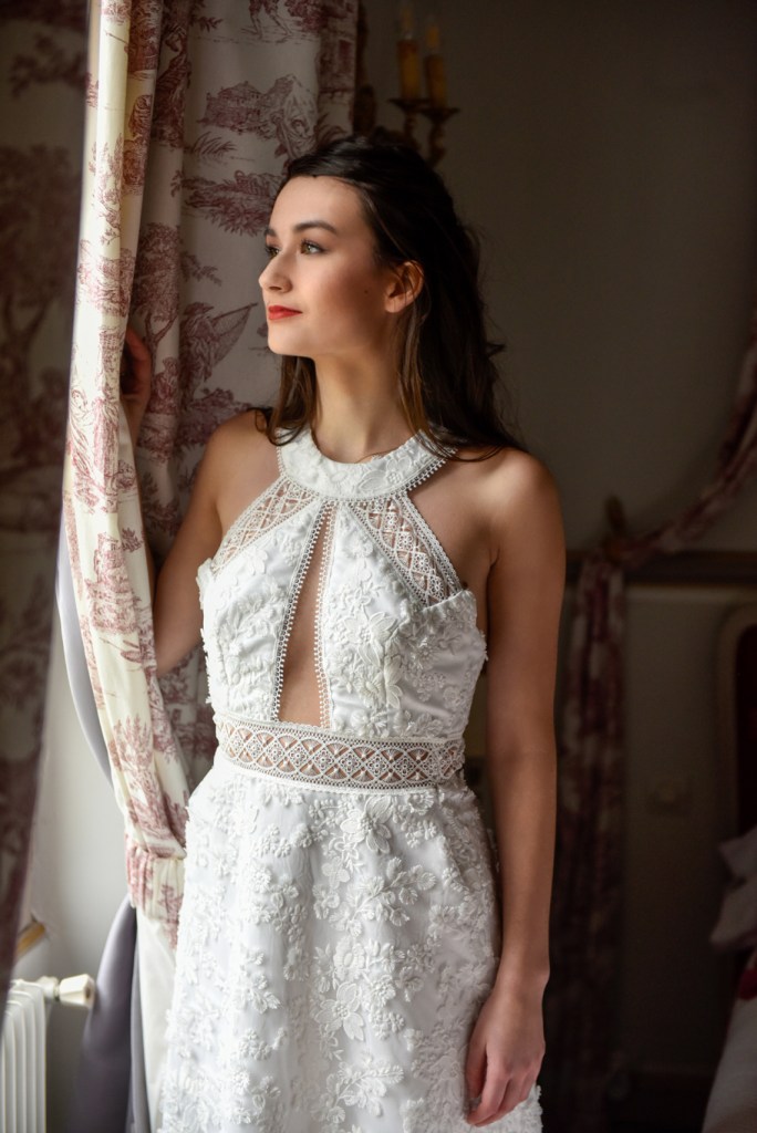 Robe fourreau en tulle brodé de fleurs, ornée de galons de dentelle pour sublimer ces coupes structurées.