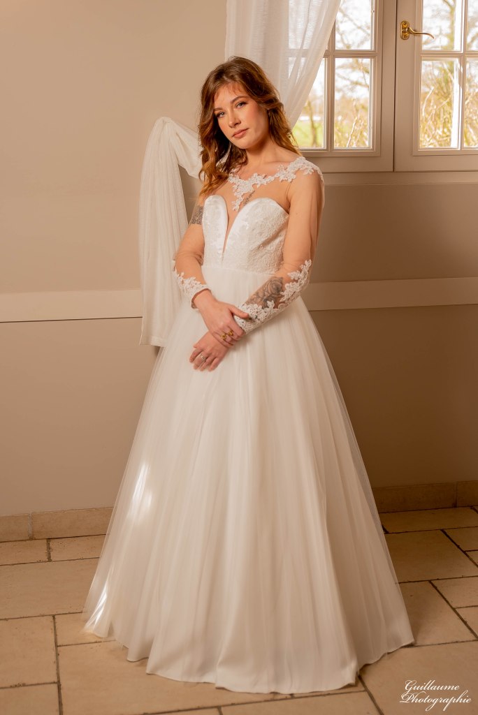 Robe princesse en satin duchesse, dentelle rebrodée et tulle.