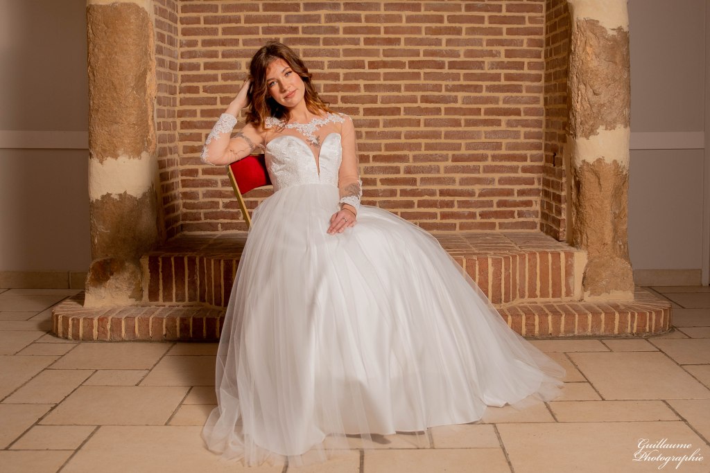 Robe princesse en satin duchesse, dentelle rebrodée et tulle.