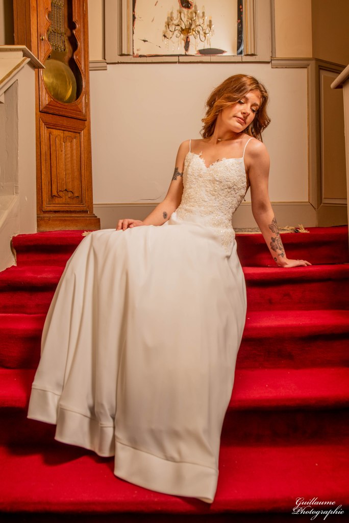 Robe de mariée intemporelle en dentelle perlée rebrodée sur du crêpe.