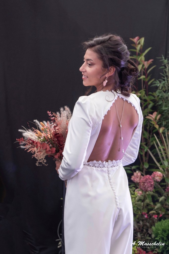 Combinaison Clara, réalisée en crêpe satiné et dentelle. Décolleté xxl et dos nu