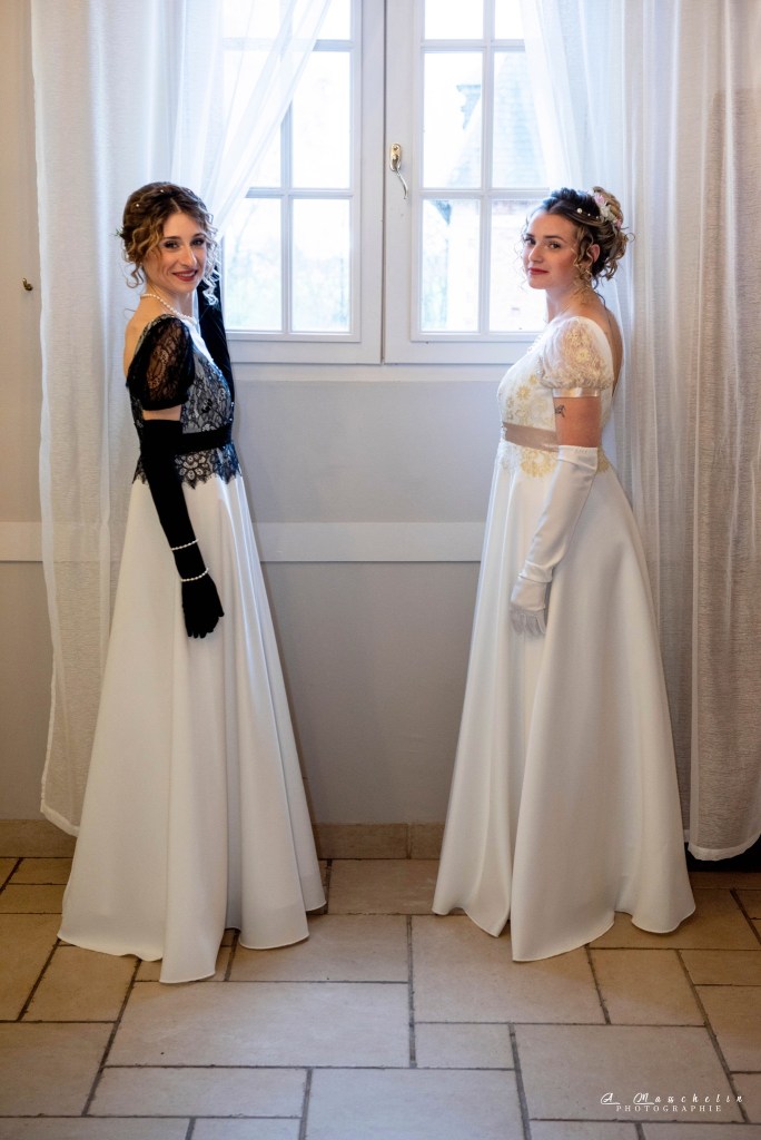 Robes de mariée style "Bridgerton" déclinée en deux coloris. Confectionnées en satin duchesse et dentelle fine.
