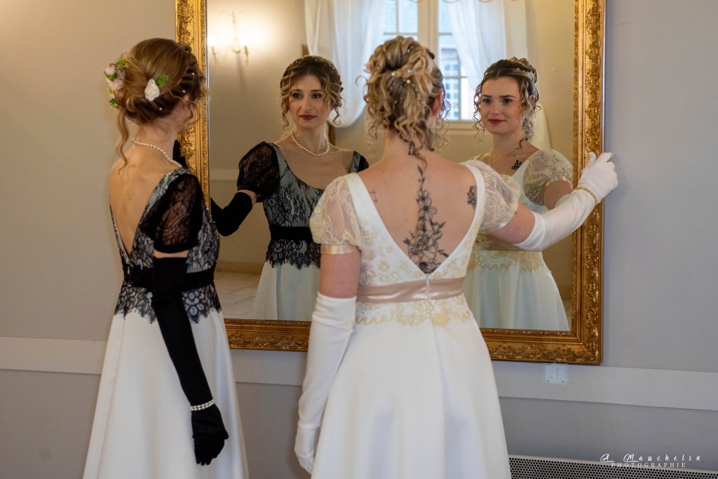 Robes de mariée style "Bridgerton" déclinée en deux coloris. Confectionnées en satin duchesse et dentelle fine.