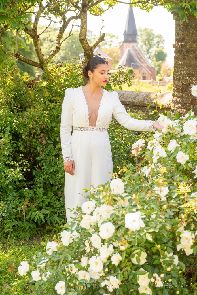 Combinaison Clara, réalisée en crêpe satiné et dentelle. Décolleté xxl et dos nu