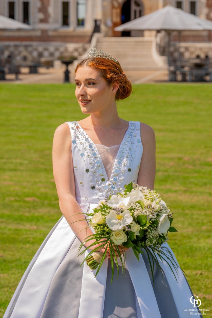 Robe de mariée en satin duchesse blanc et gris ornée de perles en verre cousues à la main.