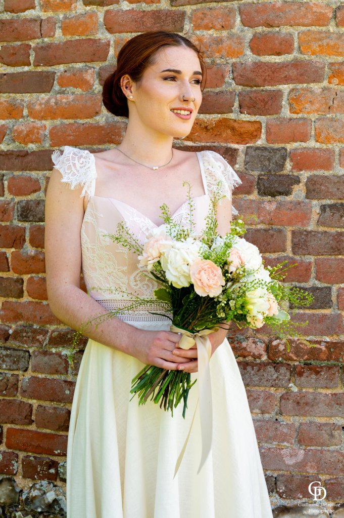 Robe de mariée midi en lin écru et son buste en crêpe satiné nude, ornée de sa dentelle façon chantilly.