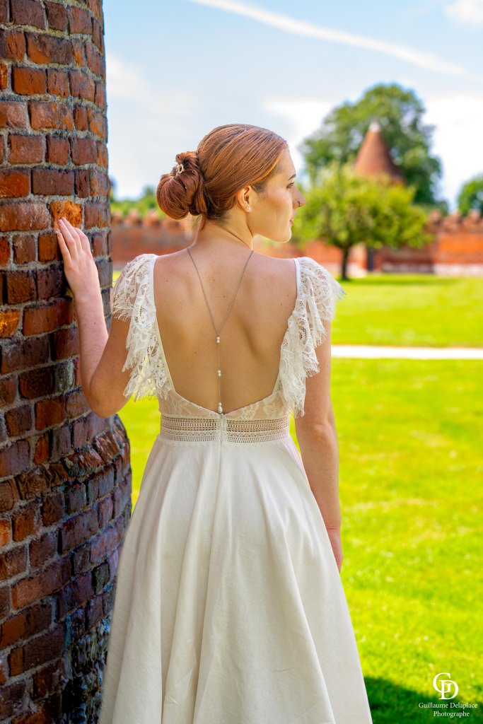 Robe de mariée midi en lin écru et son buste en crêpe satiné nude, ornée de sa dentelle façon chantilly.