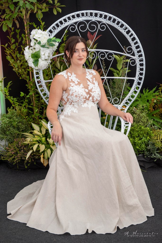 Robe de mariée en lin naturel sublimée par de la dentelle "effet tatouage".