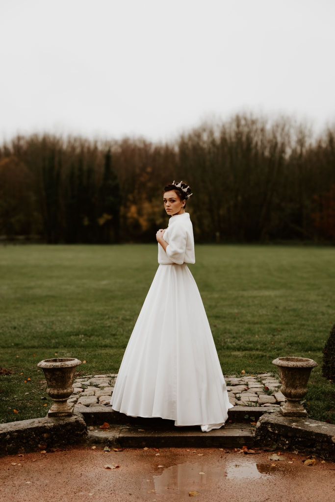 Une robe de mariée intemporelle, ornée de sa cape en fausse fourrure pouvant s'adapter à différentes robes pour se mariée en hiver et plus particulièrement à Noël.