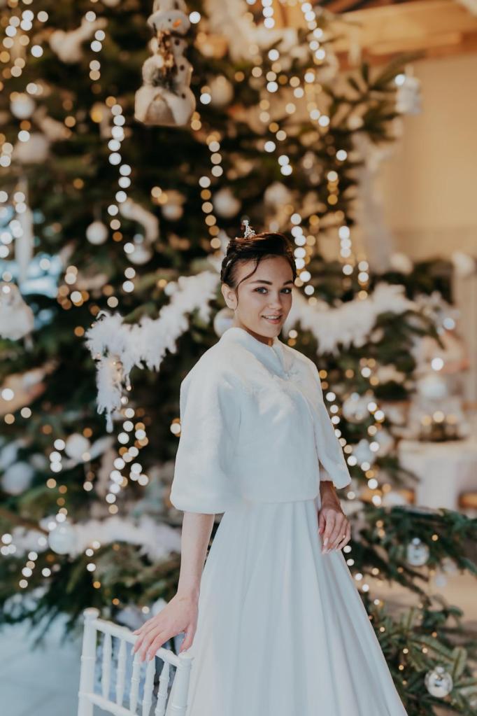 Une robe de mariée intemporelle, ornée de sa cape en fausse fourrure pouvant s'adapter à différentes robes pour se mariée en hiver et plus particulièrement à Noël.