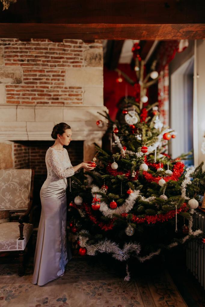 Robe de mariée gris perle et blanche, en satin duchesse et tulle brodée. Idéal pour un mariage à Noël.