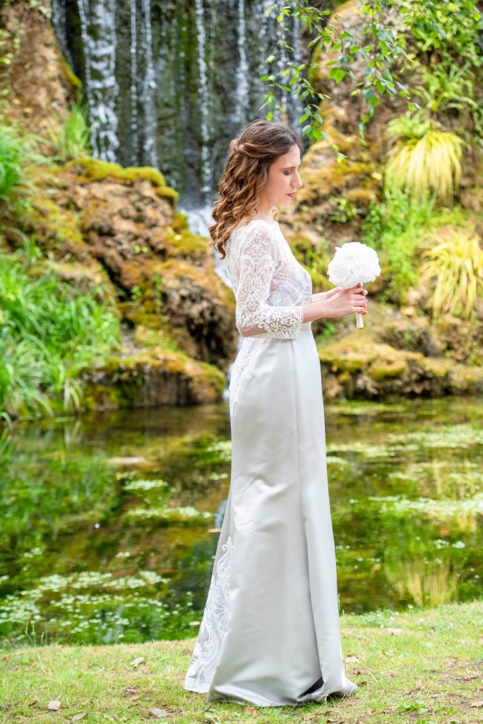 Robe sirène perle
Robe de mariée sirène en satin duchesse gris perle ornée de broderies.