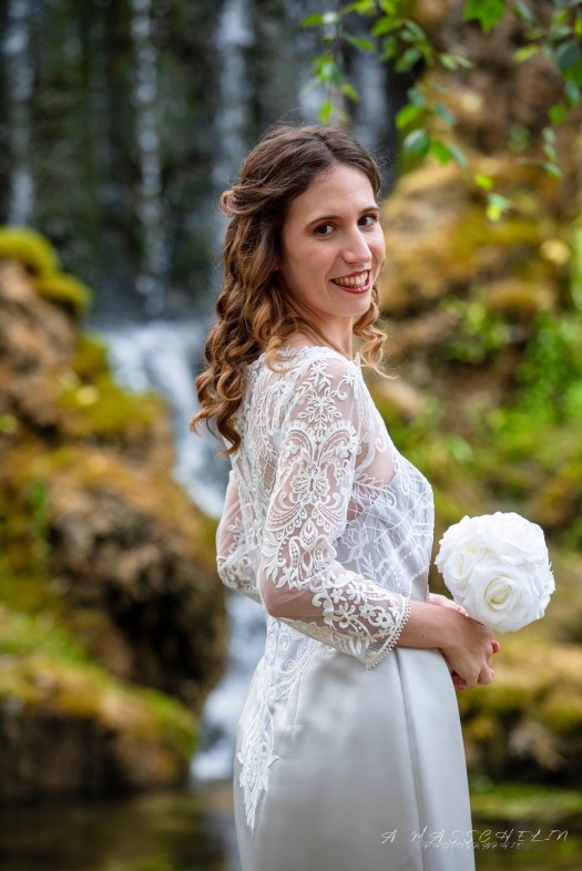 Robe sirène perle
Robe de mariée sirène en satin duchesse gris perle ornée de broderies.