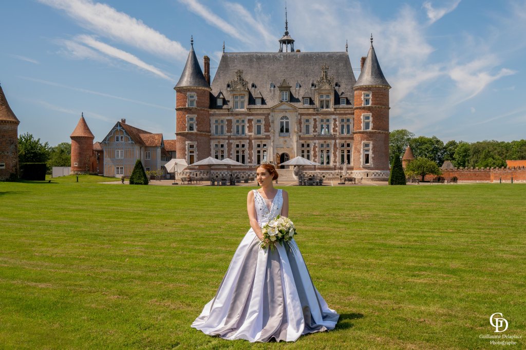 Crédit photo : Guillaume Delaplace Photographe
Robe de mariée satin blanc et gris ornée de strass.
