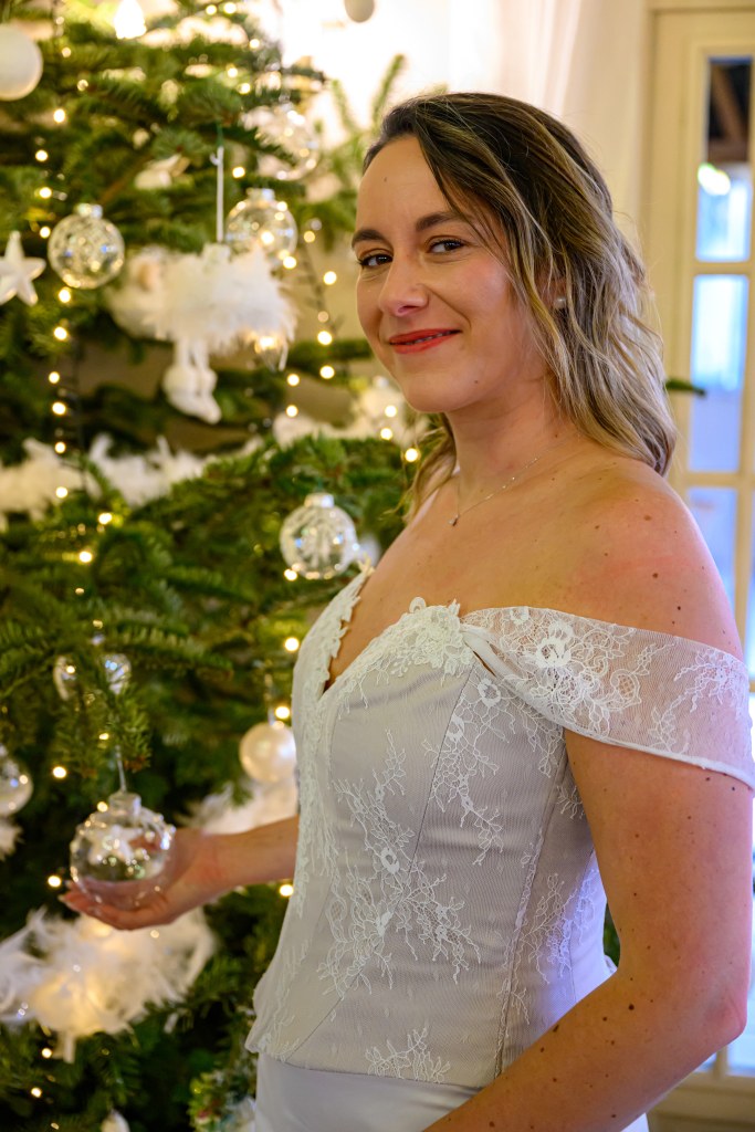 Ensemble jupe blanche droite et bustier beige orné de dentelle rebrodée blanche. Le bustier peut être porté avec tout autre jupe princesse, trapèze...