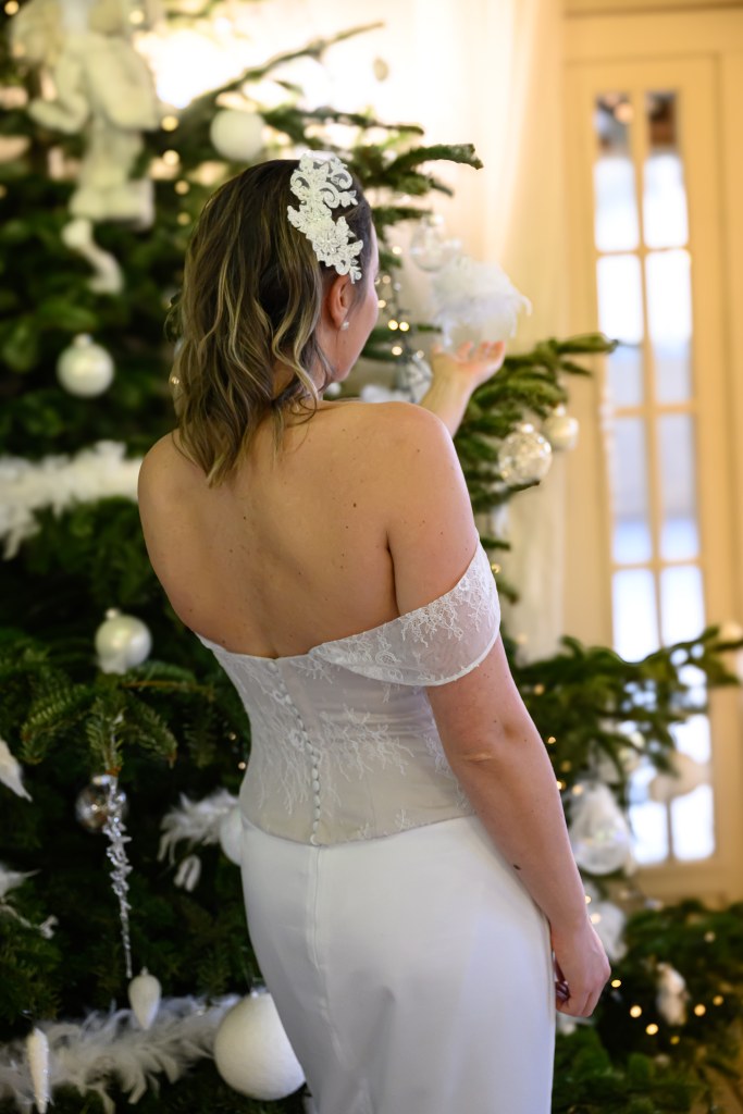 Ensemble jupe blanche droite et bustier beige orné de dentelle rebrodée blanche. Le bustier peut être porté avec tout autre jupe princesse, trapèze...