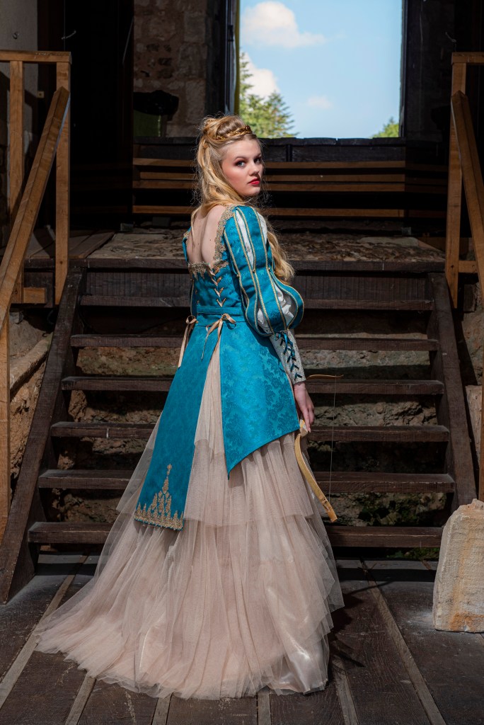 Crédit photo : Alain Masschelin
Robe contemporaine revisitée, inspirée par l’élégance et les influences de la Renaissance.