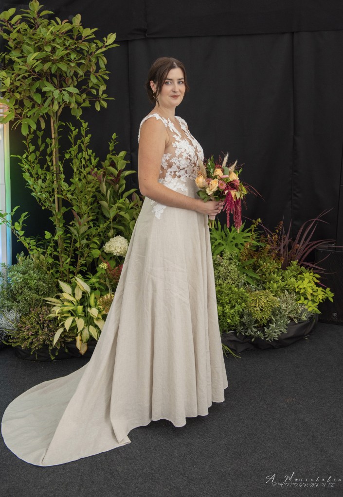 Robe de mariée en lin et applique de dentelle cousu main en Normandie