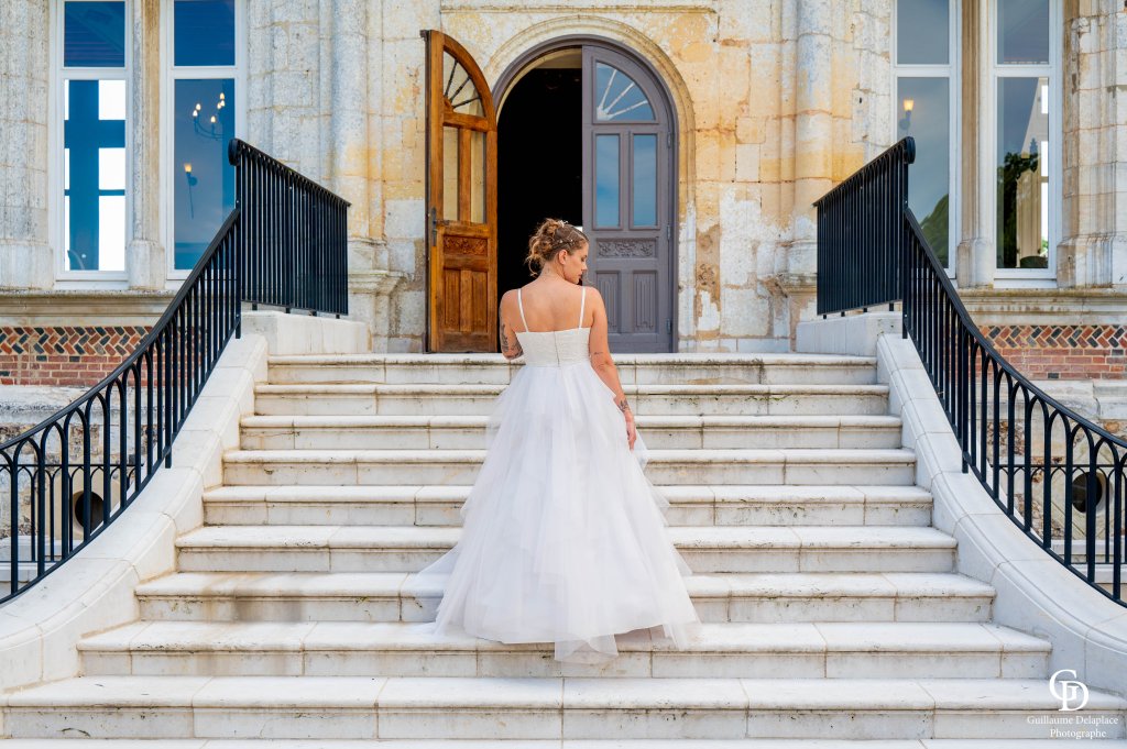 Crédit photo : Guillaume Delaplace Photographe.
Robe de mariée en satin duchesse, dentelle macramé et volant en tulle.