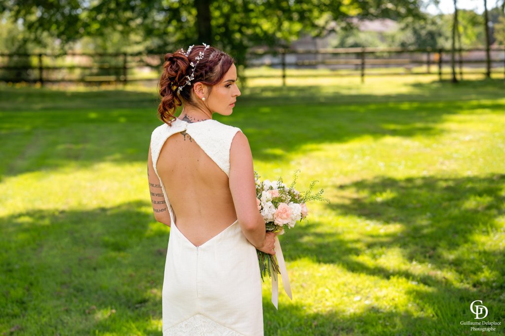 Crédit photo : Guillaume Delaplace Photographe.
Robe de mariée en lin et dentelle macramé.